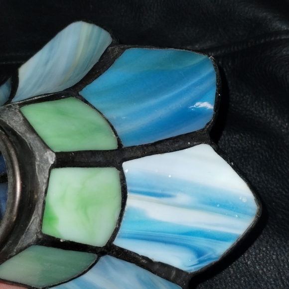 Adorable Tiffany style small lamp - Picture 3 of 7